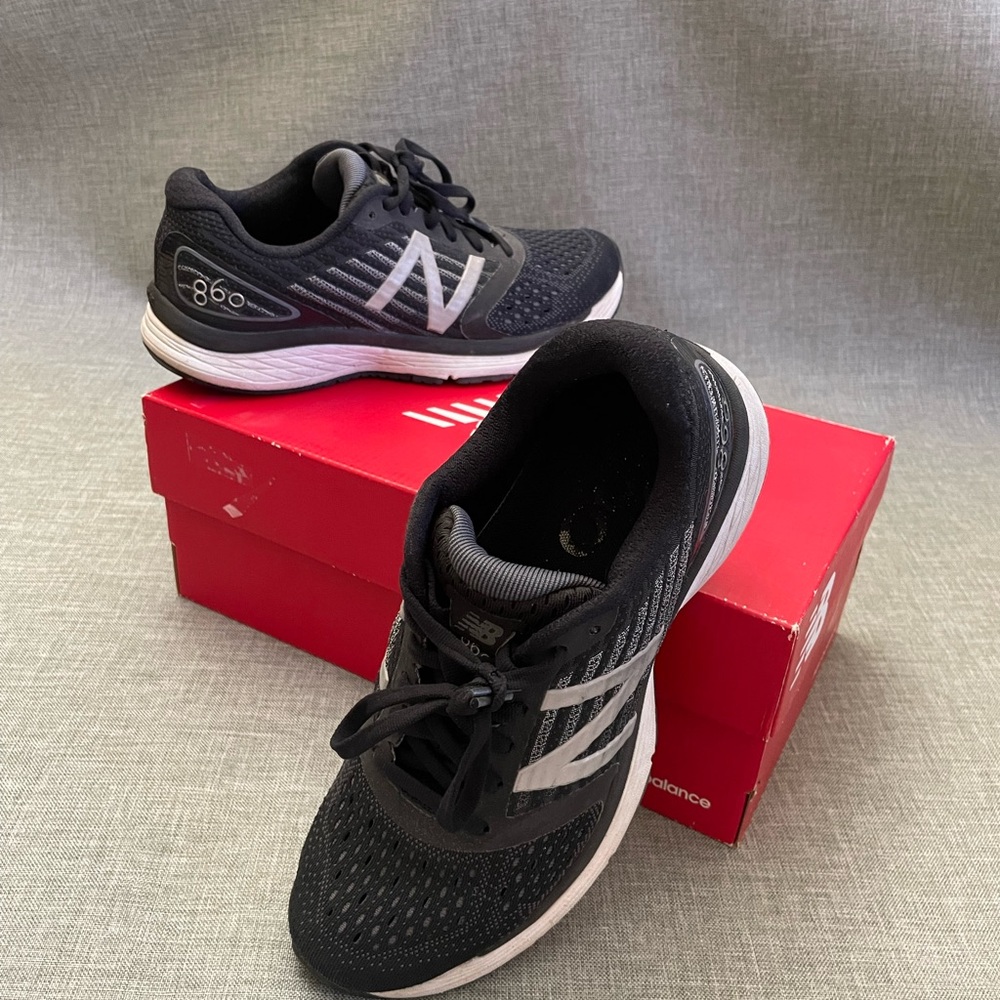 New Balance 860 Black and White Sneakers